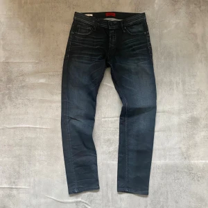 Mörkblå Jack and Jones jeans  - Säljer ett par feta Jack and Jones  jeans  | skicket på jeansen är 9/10 väldigt bra | storlek 31/30 | ny pris 1000: mitt pris är 249 | skriv vid frågor och funderingar  