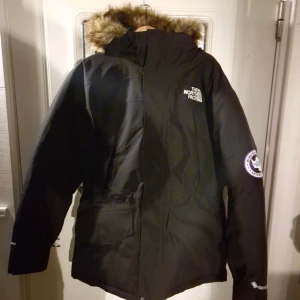 The North Face - McMurdo 2L GTX (Gore-Tex) - Svart - Medium - Har denna helt nya och oanvända jackan med etiketterna kvar.  Märket är The North Face och modellen heter McMurdo 2L GTX (Gore-Tex). Färgen är svart och storleken Medium.  Detta är en uppgraderad version av TNFs kända parkamodell McMurdo. Denna har i stället 2-lager Gore-Tex.  Observera att jackan är stor i storleken. Detta är som en stor Medium eller kanske något mindre Large.  Nypris är ca 8800 kr. 