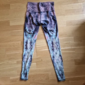 Teeki yogatights - Teeki, 28", stlk S, mid/high waist, klassiska teeki leggings i turkos-rosa med fjäder på baksidan. Riktigt mjukt tyg, så det knappt känns som att en har på sig något. Lätt noppriga i ljumsken, men i övrigt mycket bra skick.Återuppladdad för fri frakt. Jag har mycket annat uppe på sidan, både herr och damkläder. Köp gärna bundle för att få rabatt 🤗 