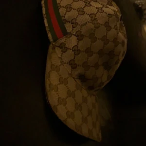 Gucci keps - Har haft den i en hel sommar inget som är sönder, inget fel på den. Köpt för 3500, har inget kvitto. Äkta!!