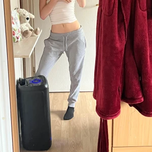 Grå low waist mjukisbyxor - Low waist, storlek S 