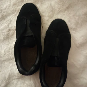 Svarta sneakers i mocka från Eytys - Säljer ett par svarta sneakers från Eytys med ovandel i mocka och vit, platt gummisula. 