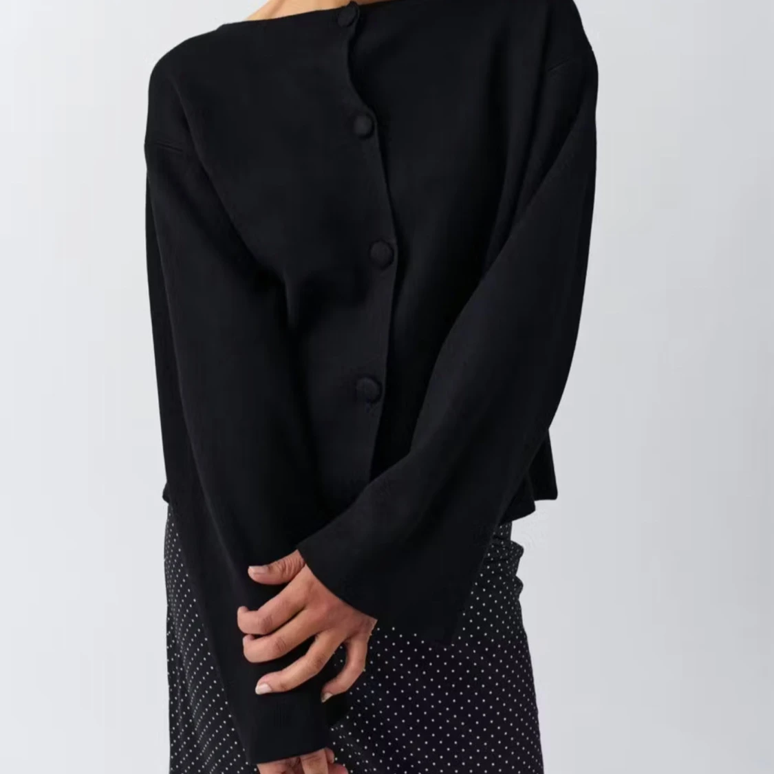 Svart kofta med knappar från Gina Tricot - 3