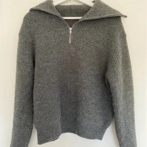 Grå stickad half zip tröja - Grå stickad zip tröja, materialet är en blandning mellan Kashmir och ull🩷