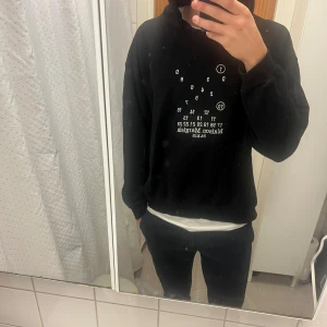 Maison Margiela hoodie - Säljare nu denna snygga hoodie från Margiela. Den har slitningar från katten som ni ser, men grejen är att man tänker inte på det. Vit tshirt under hoodien och hålen syns inte. Kan skicka fler bilder vid intresse! Personligen tycker jag slitningarna är lite djuriga