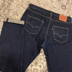 LEVI’S WHITE OAK SELVEDGE - Tjena! Säljer dess sjuka Selvedge Jeans från Levi’s✔️ Vävt på White Oak Cone Mills vilket är en av dom eller den bästa Selvedge tillverkaren✔️W33 L34✔️Nypris runt 5 000kr✔️ Skriv vid minsta fundering✔️