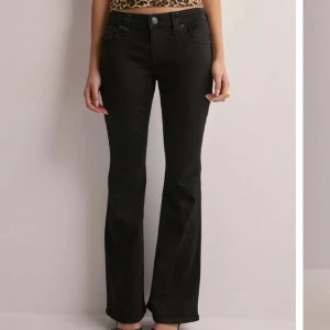 Svarta bootcut jeans från True Religion - Säljer mina svarta true religion då ja inte använder dem, de är i storlek w28 och var lite förstora för mig (anledningen till att de inte använda) de fåtal gånger de har använts har det blivit lite slitage nere vid hälarna (se bild) bara ljusare färg och lite skrap (inga hål) kan skicka fler bilder privat!  Original pris 1299kr säljer för 1000kr köpare står för frakt 