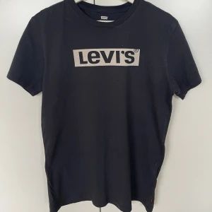 Svart Levi's t-shirt med logga - T-shirt från Levi’s. Använd men gott skick, Strl M