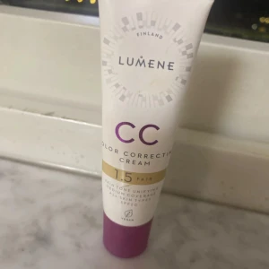 Lumene CC Cream 1.5 Fair SPF20 - Jättefin lätt cc cream i färgen Fair . Den är använd ca 5 gånger men var för mörk på mig. köpt på lyko för 259 kr. Jag säljer för 70 kr
