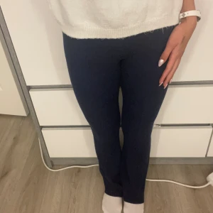 Mörkblå ribbade leggings - Säljer ett par mörkblå ribbade leggings från Cubus i storlek 152. Byxorna har hög midja, stretchigt material och en tight passform upptill med lätt utsvängda ben. Legginsen är använda ett fåtal gånger, de är som nya. Ganska stor i storlek så funkar nog även för de som har en storlek större eller xxs. 💖