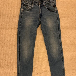 Replay Anbass jeans - Säljer nu dessa feta Replay anbass jeans i mörk blå färg med slitningar. Storlek W 29 L 32. Tveka inte att fråga vid funderingar priset kan diskuteras.