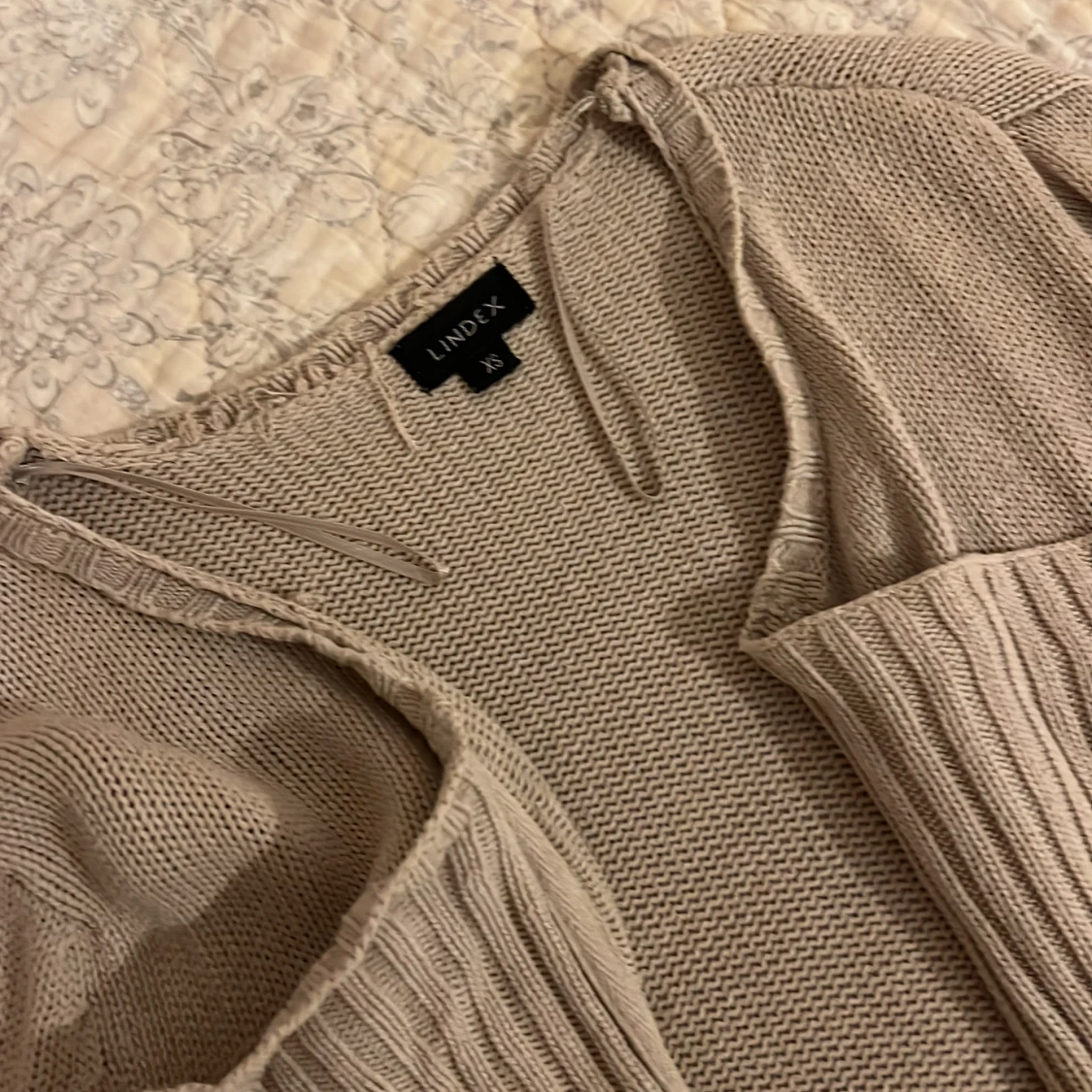 Beige stickad kofta från Lindex