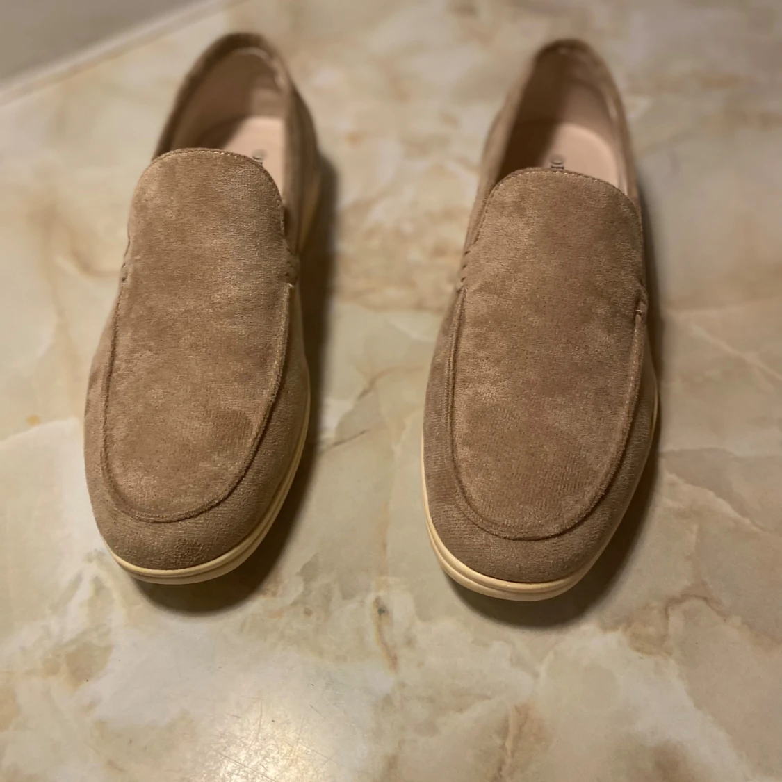 Beige mockaloafers från Old Money - 1