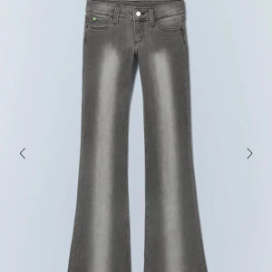 Grå bootcut jeans - Säljer mina gråa trendiga weekday jeans efter som att jag inte använder dom🥰