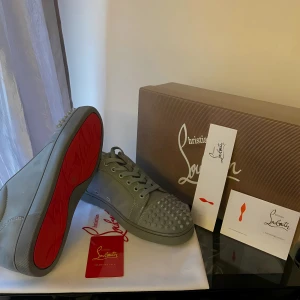 Grå Christian Louboutin med spikes - Skriv gärna vid intresse elle frågor!!🙌🏽