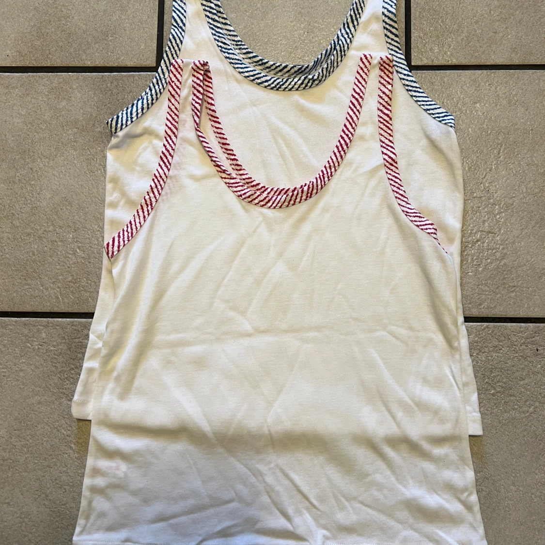 Vit linnetopp med randiga kanter 2 st 