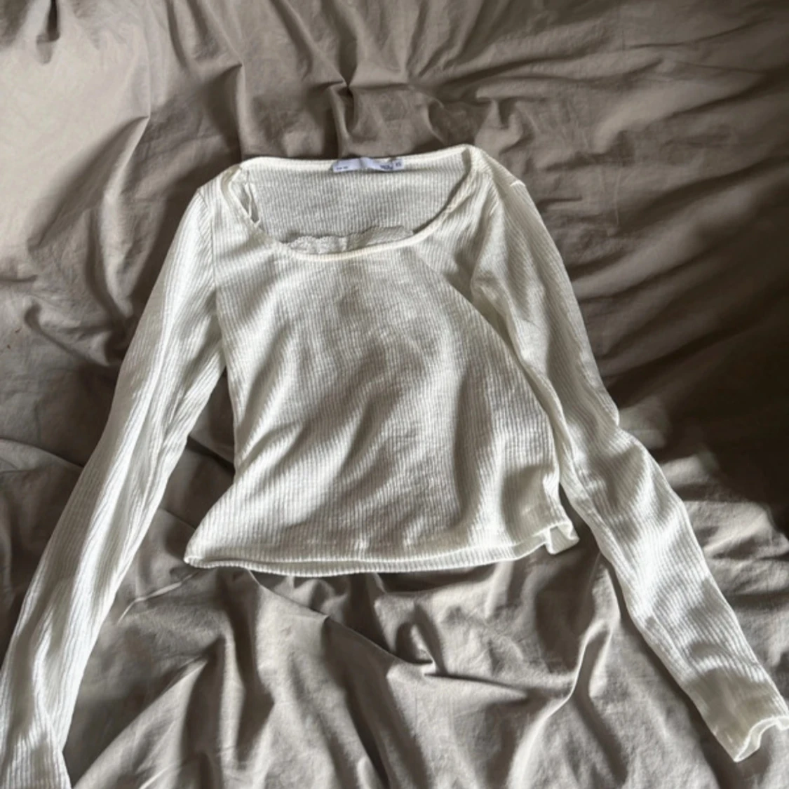 Vit ribbad långärmad topp