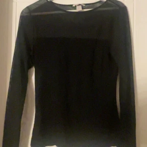 Svart topp!! - Säljer denna skit snygga svarta långärmade topp från H&M. Säljer pga den inte kommer till användning. Inga defekter, topp skick.