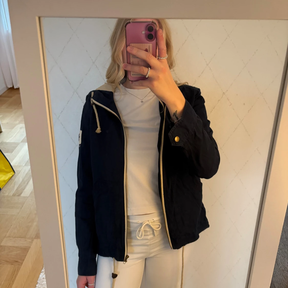 Mörkblå vindjacka med huva från Bondelid