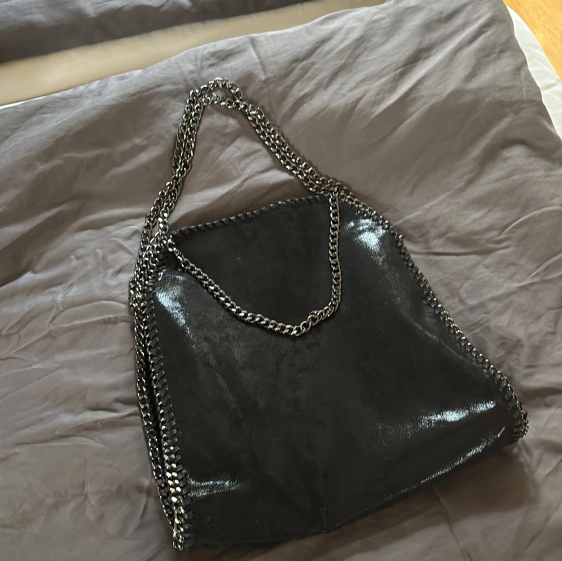 Svart axelväska med kedjedetaljer - 90