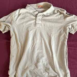 Parajumper Piké - Snygg piké från parajumper, knappast använd! Nypris cirka 1500kr mitt pris 350kr. Hör gärna av er vid minsta lilla fundering! Strl M.