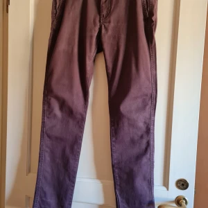 Chinos från Cubus strl W29 - Snygga chinos från Cubus i slim fit med stretch för extra komfort. Midjemått är W29. Kan hämtas i Vallentuna.