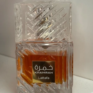 Lattafa Khamrah parfym - Khamrah från Lattafa är en Eau de Parfum med stilren design. Jag har använt ungefär 80% av flaskan som har 100 ml. Tillverkad i U.A.E. Perfekt för dig som vill sticka ut med något unikt och trendigt i parfymhyllan