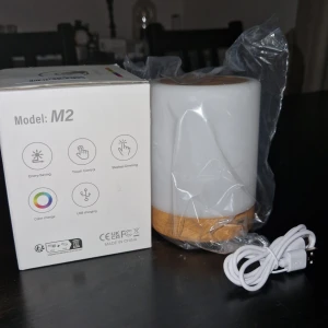  LED Lampa - Ny LED-lampa med touchkontroll, steglös dimning och färgbyte. Energisnål och USB-laddning. Modern design med trädetalj, levereras i originalförpackning med laddkabel. Inga synliga defekter eller slitage, helt oanvänd.