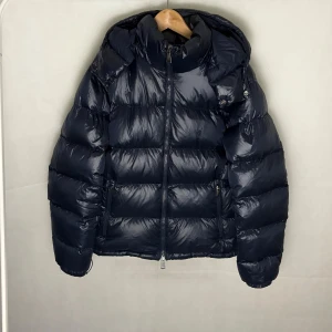 Ralph Lauren dunjacka  - Modellen är 185. Defekter visas på bilderna. skadan på bild 5 är på insidan av jackan och syns inte vid användning.