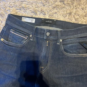 Replay grover hyperflex jeans i straight passform mörkblåa  - Replay grover hyperflex jeans i straight passform. Passar dig som inte tycker om skinny jeans. Nytt skick, utan märkvärdiga defekter. Storlek W30. Sköna i materialet, postas samma dag som köp eller dagen därpå🙌💯