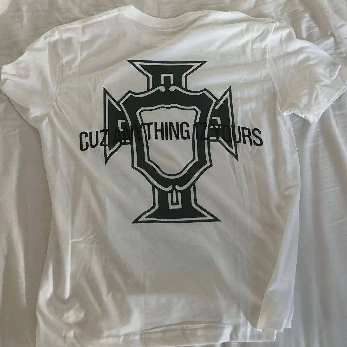 Vit t-shirt med tryck och autograf - 1