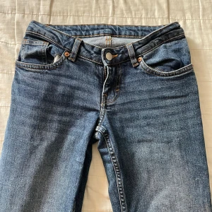 Blå bootcut jeans från Monki med rosetter - Low waist jeans från monki med rosetter där bak.  skriv för fler bilder 💕