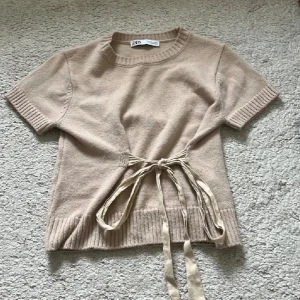 Stickad knyt topp Zara  - Suuuper snygg sticksf topp med knyt från Zara säljs så den inte används ☺️