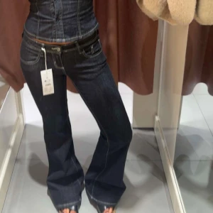 Mörkblå bootcut jeans med låg midja - Säljer ett par mörkblå jeans med snygg bootcut och låg midja från ginatricot!