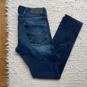 Replay Anbass Hyperflex - Ett par Replay jeans i modellen Anbass och i Hyperflex. Jeansen har en otroligt fet fade och har inga defekter alls, storlek är W29/L30. Vid frågor eller funderingar är det bara att höra av sig!