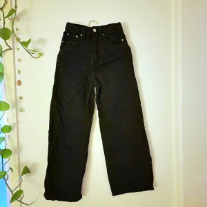 Svarta high waist, wide leg jeans - Robust jeanstyg och har lätt utsvängda, vida ben och hög midja. Aldrig använda 🖤 Återuppladdad för fri frakt. Jag har mycket annat uppe på sidan, både herr och damkläder. Köp gärna bundle för att få rabatt 🤗 