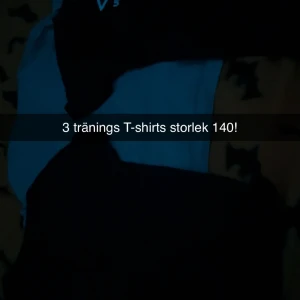 3 tränings T-shirts stl 140 - Säljer tre sportiga T-shirts i storlek 140. Perfekta för träning, i olika färger där minst en är svart och en är ljus. Klassisk kortärmad modell i funktionsmaterial.