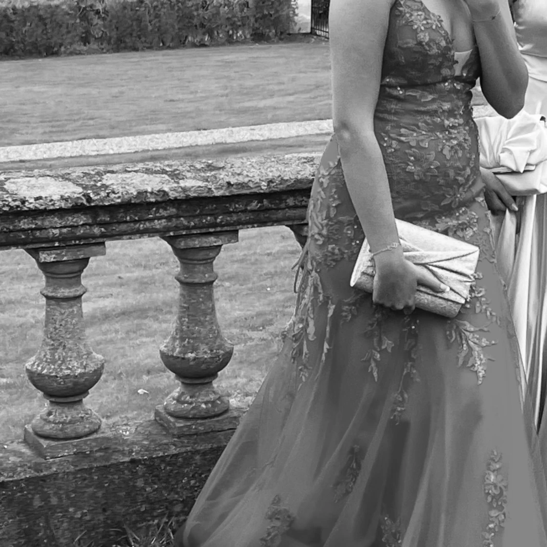 Röd långklänning med spetsdetaljer - 2