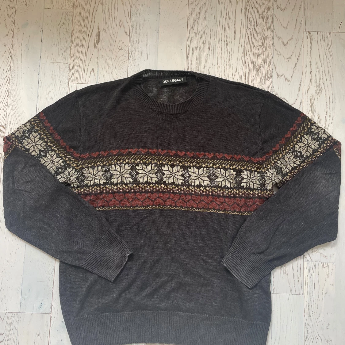 OUR LEGACY - Base Roundneck Mörkgrå mönstrad stickad tröja Our Legacy