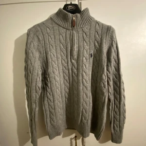 Polo Ralph Lauren stickad tröja  - Säljer denna stilrena Ralph Lauren zippen. Skick är sågott som nytt, tags finns kvar. Nypris >2000kr, mitt pris 699. Mer info i dm
