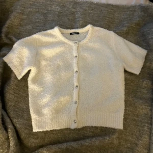 Stickad tröja - Jättemysig och fin stickad tröja/kofta från Gina tricot! Nästan aldrig använd så den är i jättebra skick! 🩷
