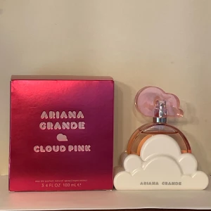 Ariana Grande Cloud Pink 100ml - Cloud Pink från Ariana Grande i 100 ml. Toppnoter av pitahaya, vilda bär och ananas, hjärtnoter av kokosvatten, vaniljorkidé och ambrette, samt basnoter av pralin, mysk, bärnsten och mossa.  Se bild för mängd kvar. En fruktigt feminin söt doft !
