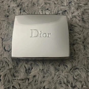 Dior Rosy Glow Rouge 001 Pétale - Dior Rosy Glow Healthy Glow Awakening Blush i nyansen 001 Pétale. Kommer i en lyxig silverfärgad dosa med spegel. Rouget är i en intensivt rosa färg och har pressad Dior-logga i pudret. Perfekt för att ge kinderna en fräsch och poppig look.Advänd ca 8 gångar.