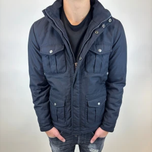 Woolrich Jacka - Hej! Säljer nu denna väldigt snygga och eftertraktade Woolrich Fieldjacka!  Jackan är slutsåld överallt och går inte att få tag på… jackan är perfekt nu till hösten/vintern  Storlek XS Ny pris: 6000 kr Säljs för: 1499 kr