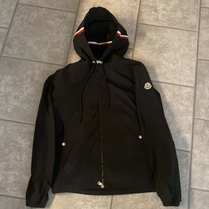Moncler windbreaker. - Finns en defekt/ ett hål som ses på sista bilden , därav priset. Nfc osv är allt korrekt🙌🏼
