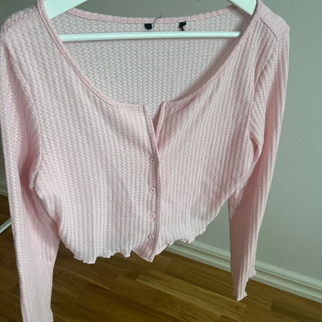 Ljusrosa croppad blus med knappar - 2