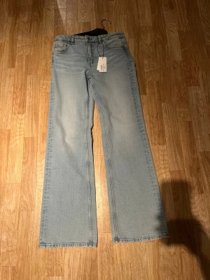 Helt nya Ljusblå bootcut jeans  - Storlek 170. Passar mig som är 160cm. Ny pris 379kr