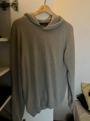 Oscar Jacobson cashmere hoodie  - 9/10 skick, inga defekter, smått nopprig men inte synlig.  I nyskick, varm och en ljus beige färg som är perfekt nu för vinterns kalla dagar. Passar som S/M