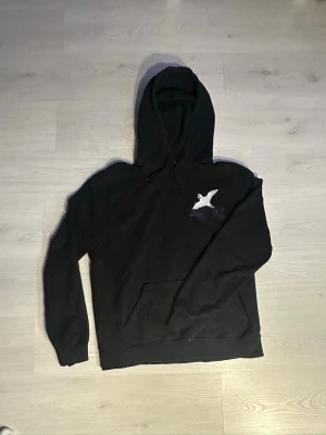 Arigato Hoodie  - En fet svart hoodie från Arigato. Perfekt för vardagligt bruk. Skriv vid minsta fundering❓       Kolla gärna in min profil för andra feta plagg‼️