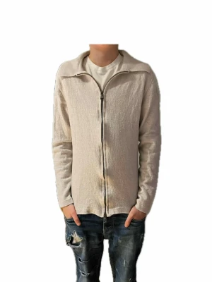 Beige kofta från J.Lindeberg - Säljer en stilren beige kofta från J.Lindeberg i storlek M men den har krymt i tvätten till liten xs. Koftan har dragkedja framtill, mjukt material och en klassisk krage. Perfekt till lager på lager och enkel att matcha med olika outfits.